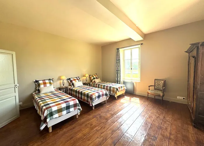 La Ferme Du Chateau De Grisy - Piscine - Calme - Jeux